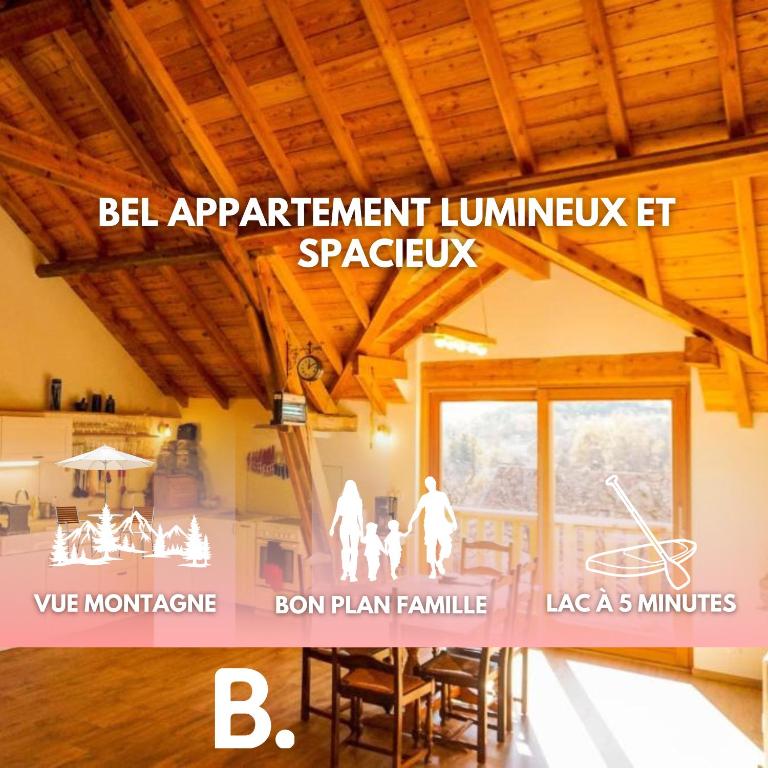 a picture of a room with a wooden ceiling at Rando, ski & lac, grand appartement 6 personnes - Lac de Serre ponçon in Prunières