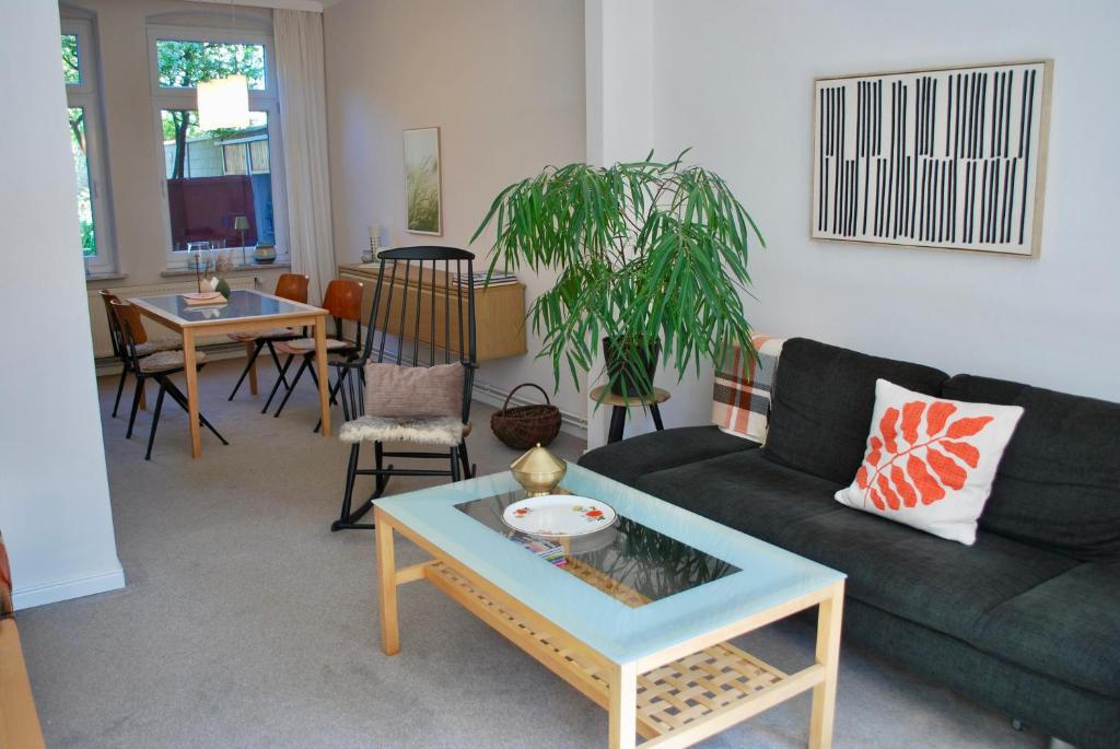 a living room with a couch and a table at Friesen-Cottage in Friedrichstadt