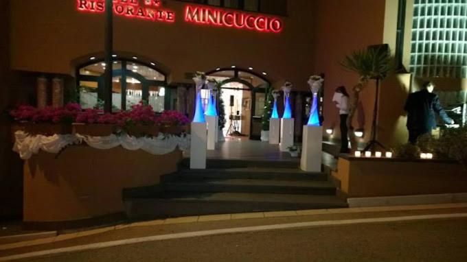 ein Gebäude mit einigen blauen und weißen Lichtern auf der Treppe in der Unterkunft MINICUCCIO Hotel Ristorante VALLESACCARDA in Trevico