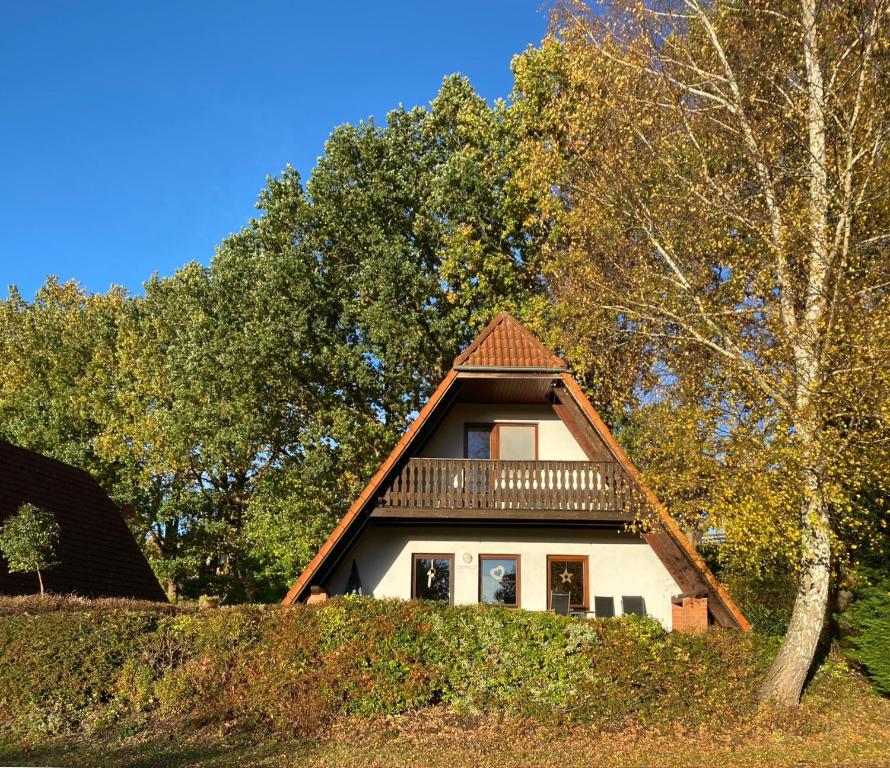 a house with a gambrel roof with a balcony at Finnhaus Fiete in Marlow