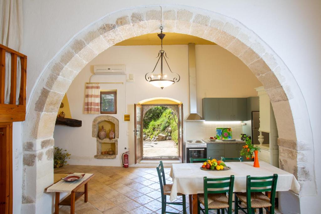 an archway in a kitchen with a table and chairs at Eligia home in Angouselianá