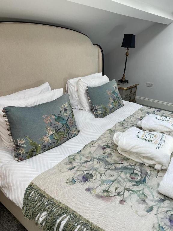 two beds with pillows on them in a bedroom at Willow Lodge in Kilham