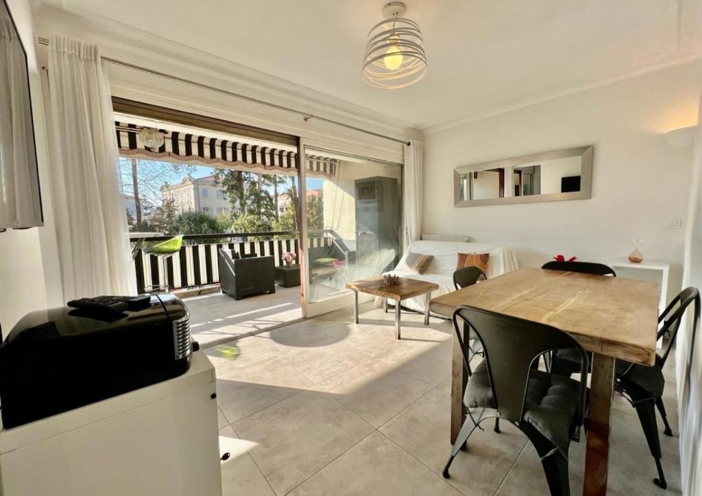 Perfect location for this bright apartment