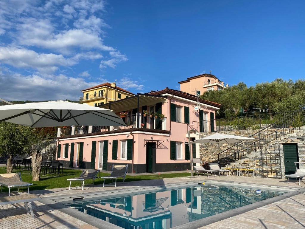 a villa with a swimming pool and a house at Villa swimming pool Ca'Du'Ma' Portofino view ovest in Lavagna