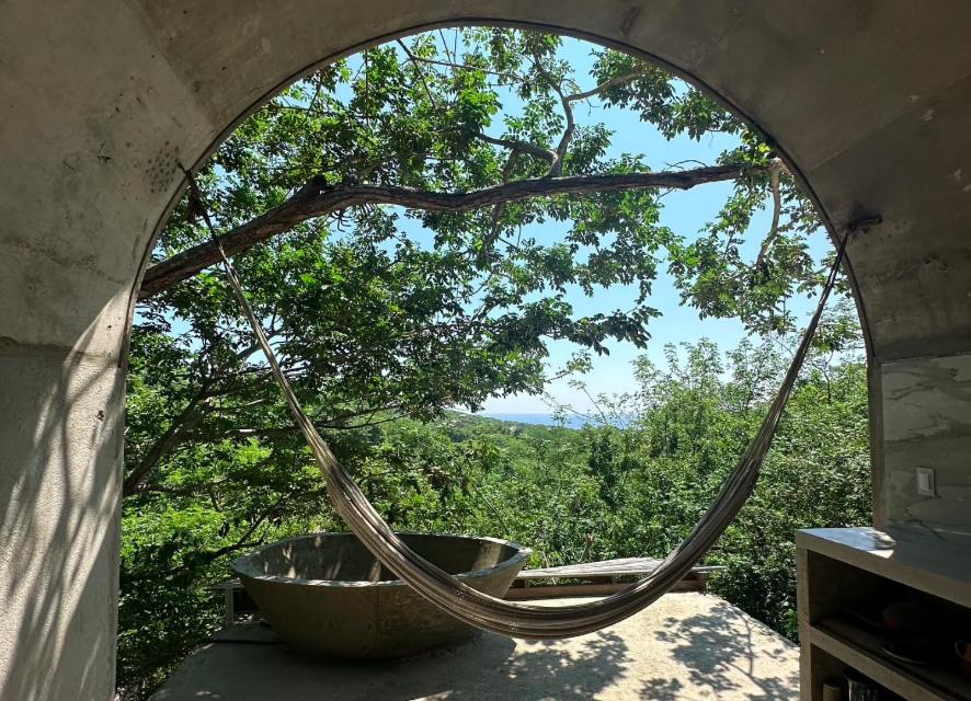 a round window with a tree and a tub at Casa Lai in Mazunte