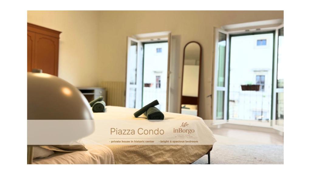 ein Bett mit einem Preisschild für Cordotherapie in der Unterkunft Acquasparta Piazza Condo - InBorgo in Acquasparta