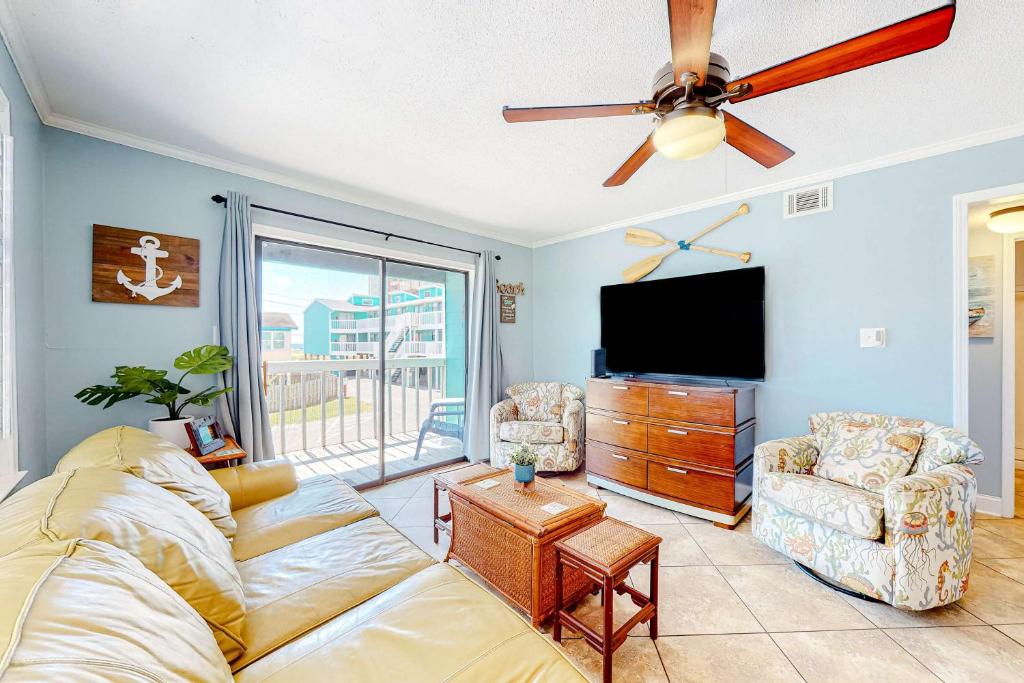 Beautiful condo near the beach with 2 outdoor pools and beach access