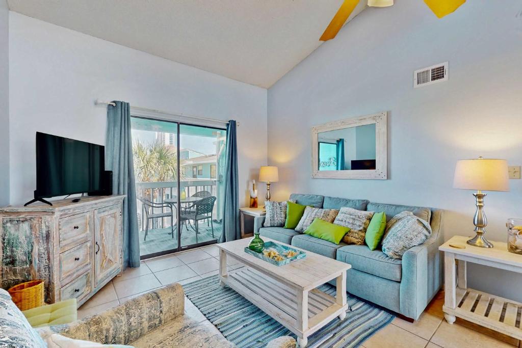 Beautiful condo with shared pools full kitchen private washer dryer