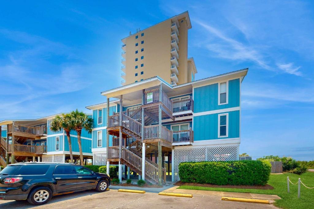 Fun Seahorse condo with gas grill W&D & pool access - walk to West Beach