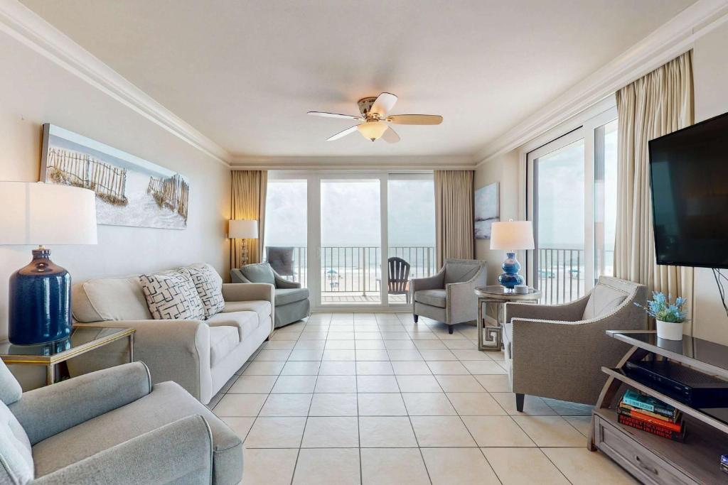 Beachfront condo with Gulf views balcony pool & AC - snowbird-friendly
