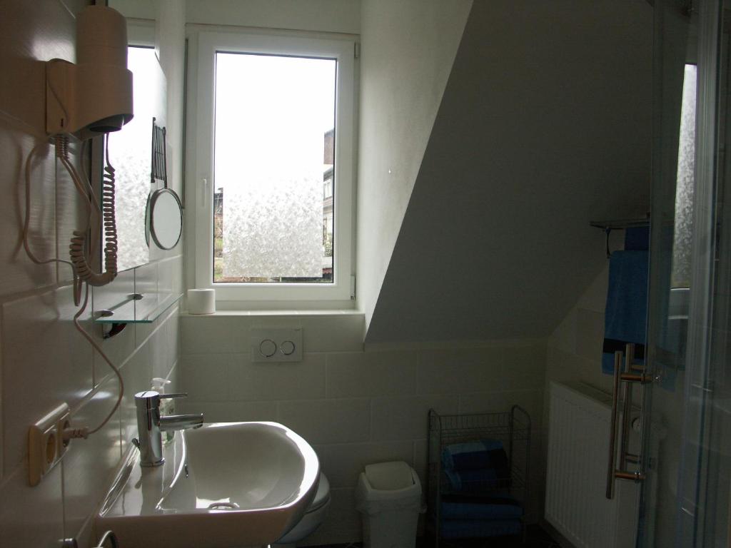 a bathroom with a sink and a window at Waldpension zum Felsenkeller in Lichtenfels-Sachsenberg