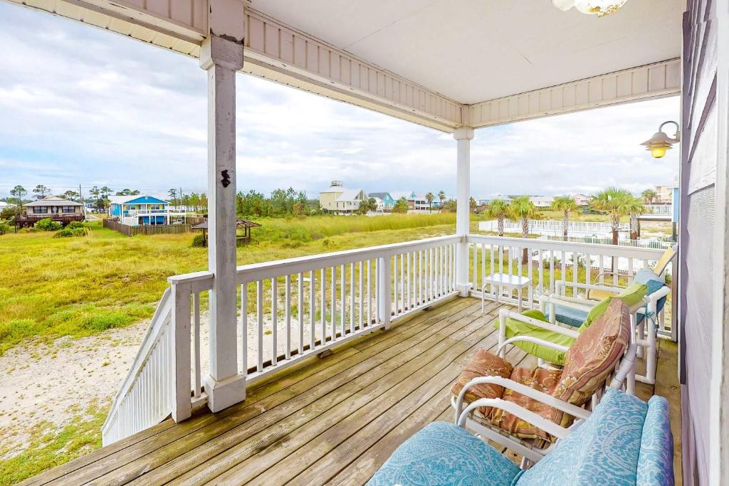 Colorful Duplex Apartment with Porch WiFi & Central AC - Walk to the Beach
