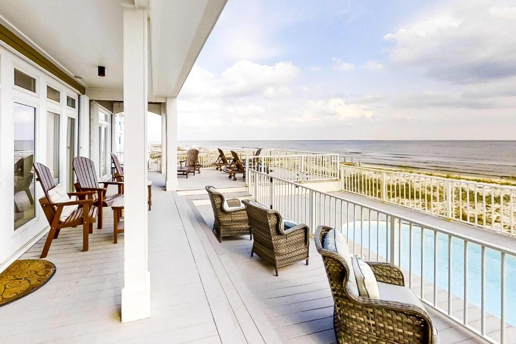 Large and Beautiful Beachfront Home with Private Pool Central AC