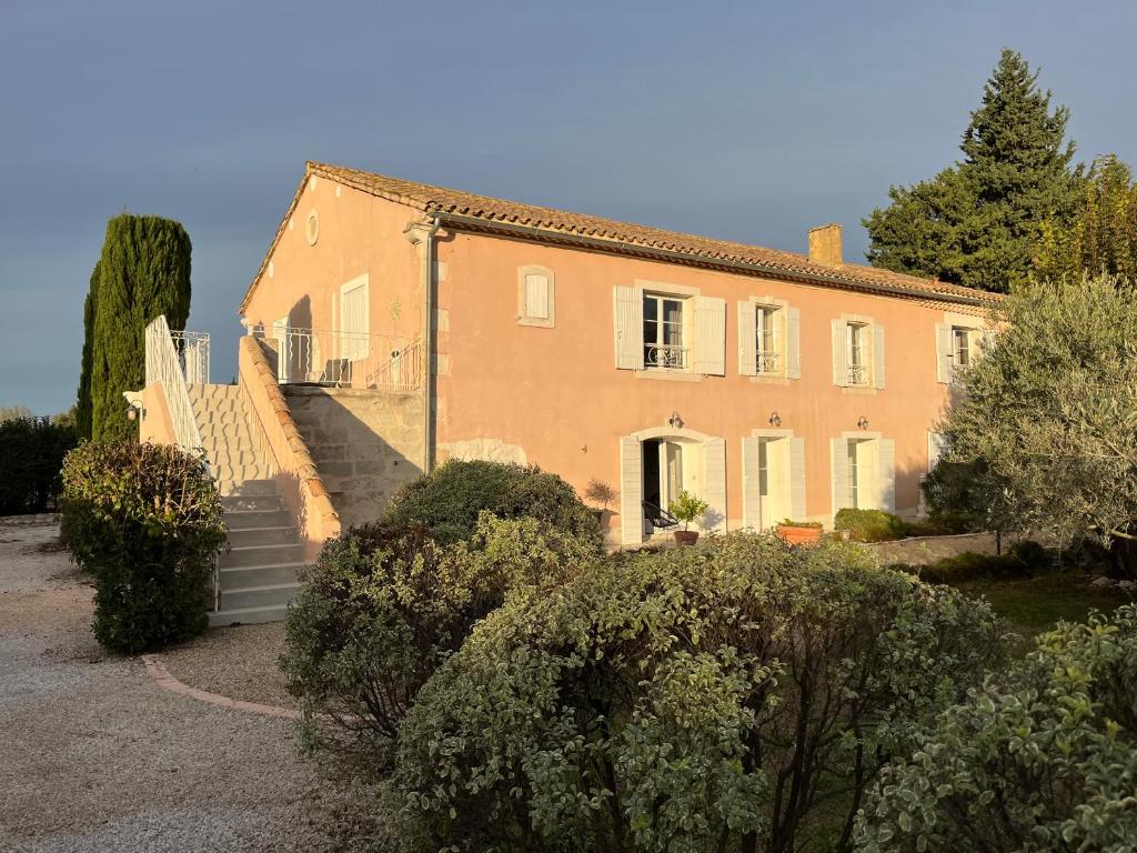 a house with stairs leading up to it at Mas des Fleurs in Châteaurenard