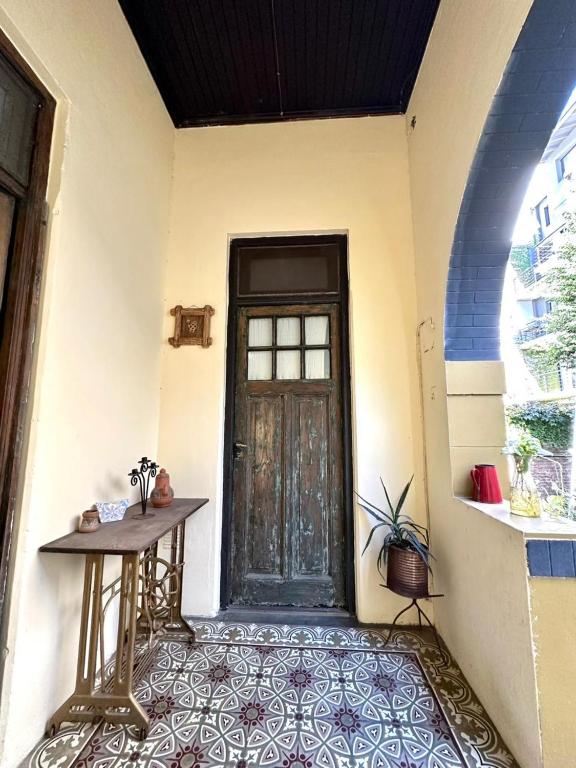 a door of a house with a table and a table sidx sidx at La Escondida de Tigre in Tigre