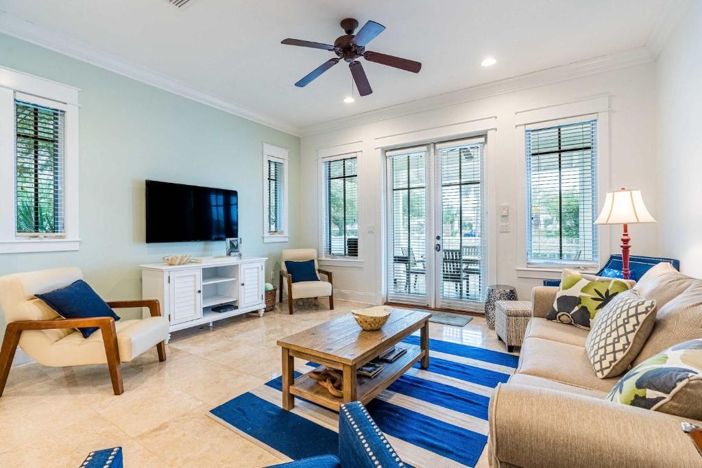 Water-view cottage on the lake near the beach with private pool patio W&D AC