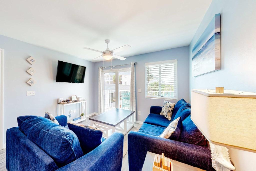 Beachfront condo with private balcony pools tennis gyms & saunas