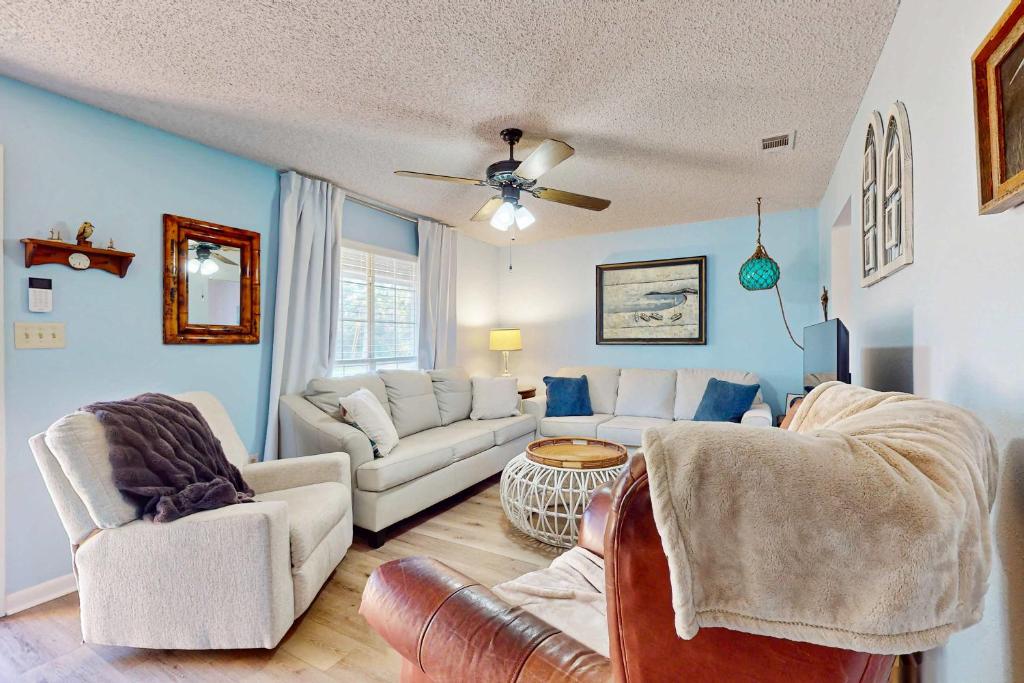 Cozy home with sunroom WIFI washer & dryer & near the beach