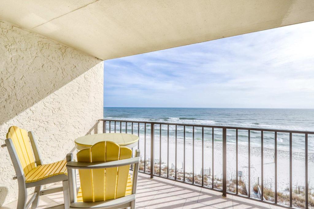 Fourth-floor beach condo w amazing views indoor pool & beach access, Gulf Shores & Orange Beach, AL