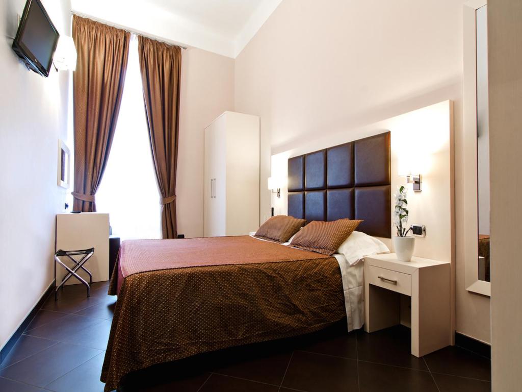 1 dormitorio con 1 cama grande en una habitación en Cenci Bed & Breakfast Fontana di Trevi, en Roma