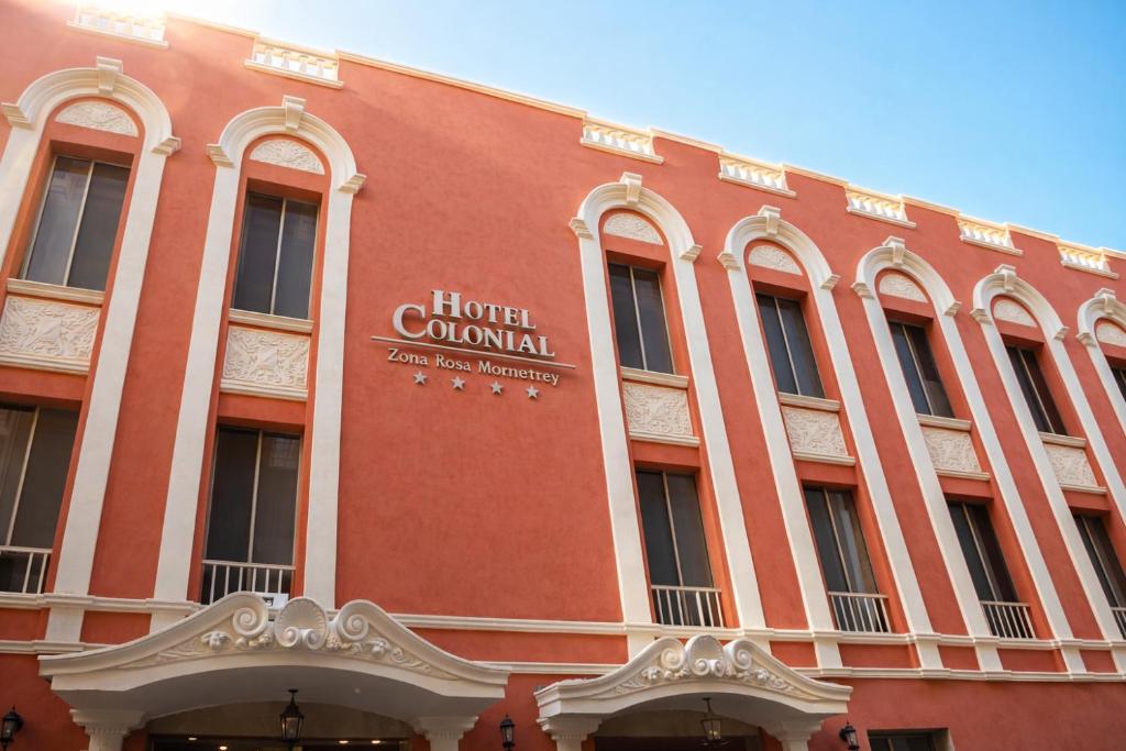 ein rotes Gebäude mit einem Hotelschild im Kolonialstil darauf in der Unterkunft Hotel Colonial in Monterrey