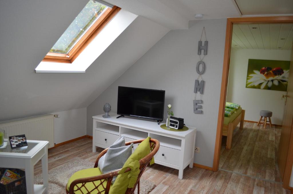 ein Wohnzimmer mit einem TV auf einem weißen Schrank in der Unterkunft Ferienwohnung Gänseblümchen in Bad Wilsnack