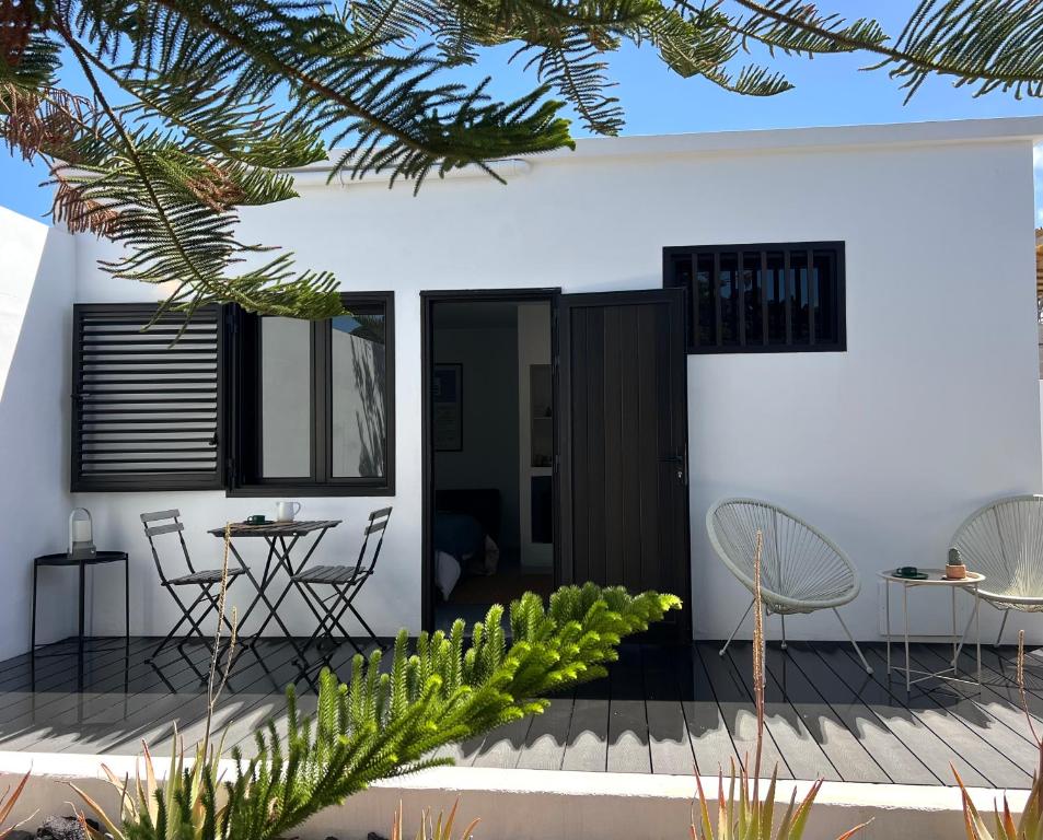a home with a patio with chairs and a table at Habitación de invitados Casa Lume in Tahiche