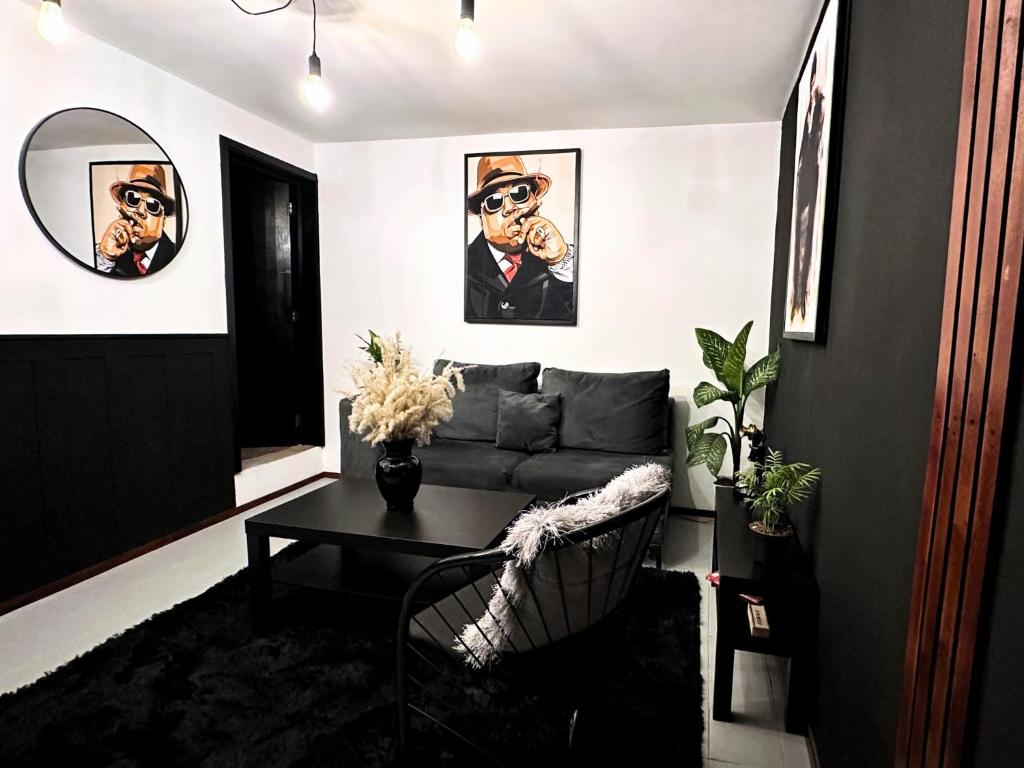 a living room with a couch and a table at Hotel Homsty in San Martín Texmelucan de Labastida