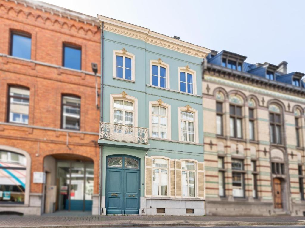 a blue building with a blue door on a street at La Maison Bleue petite in Ronse