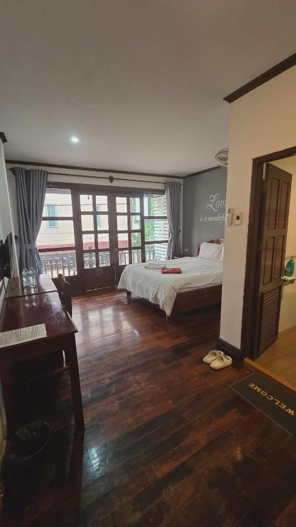 a bedroom with a bed and a desk in a room at DaViKa Vientiane Hotel in Vientiane