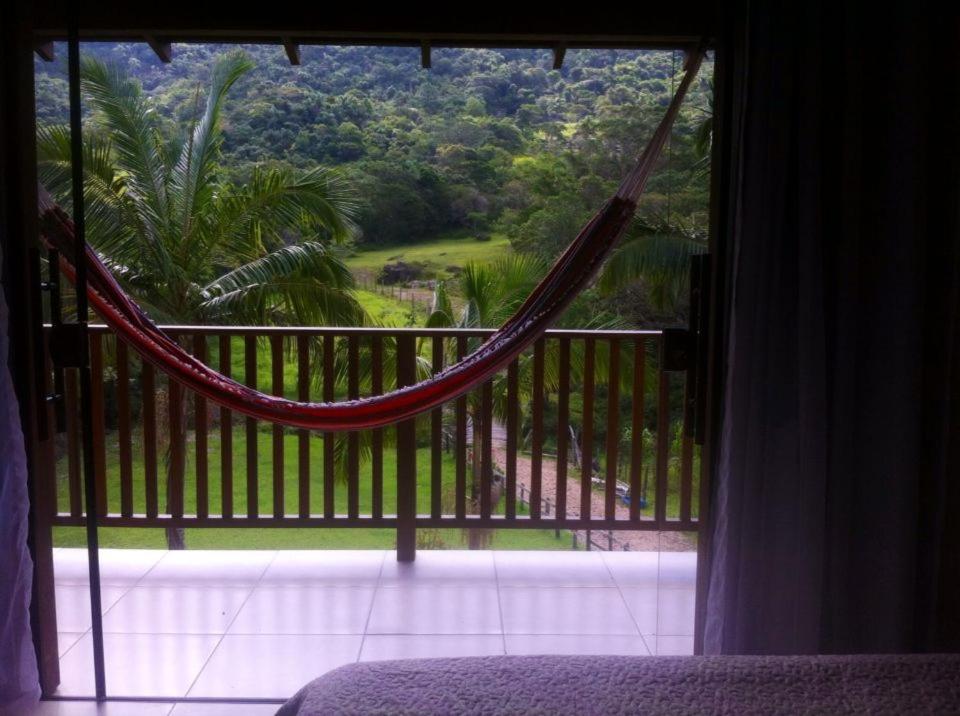 een hangmat op een balkon met uitzicht op een tuin bij Farm Muquem in Florianópolis