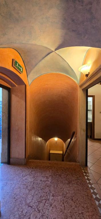 a hallway in a building with a tunnel at Cavour rooms in Verona