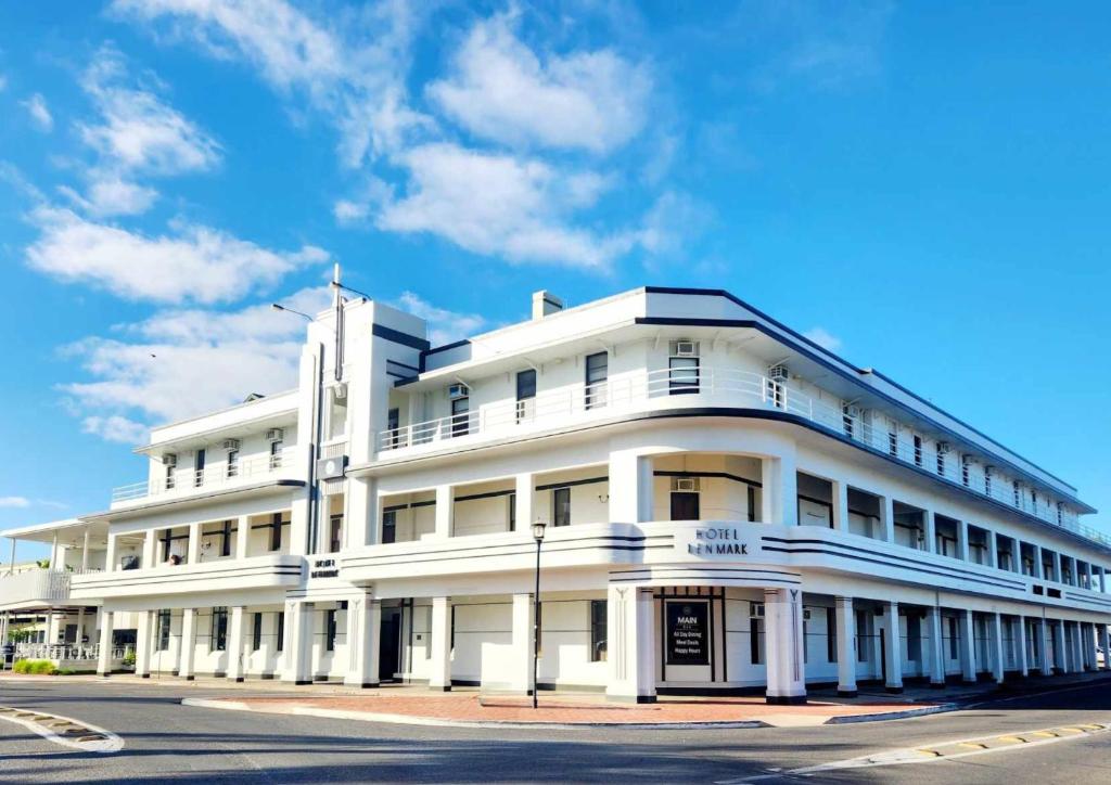 a white building on the corner of a street at Hotel Renmark in Renmark