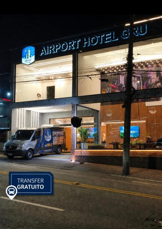a van parked in front of a hotel at night at Airport Hotel Gru in Guarulhos