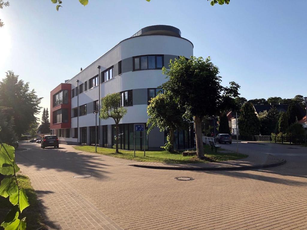 a building on the side of a street at Appartement Am Sandhuf in Lubmin