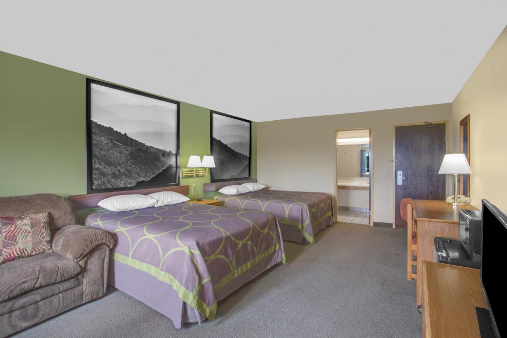 Super 8 by Wyndham Christiansburg/Blacksburg Area - Queen Room With Two Queen Beds - Non-Smoking