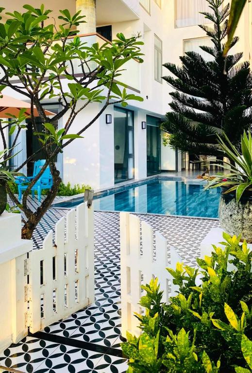 a swimming pool in the middle of a building at Sunrise Beach House 1 in Tiến Thành
