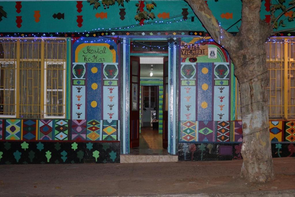 un bâtiment avec un arbre devant lui dans l'établissement Hostal Vicmar, à Viña del Mar