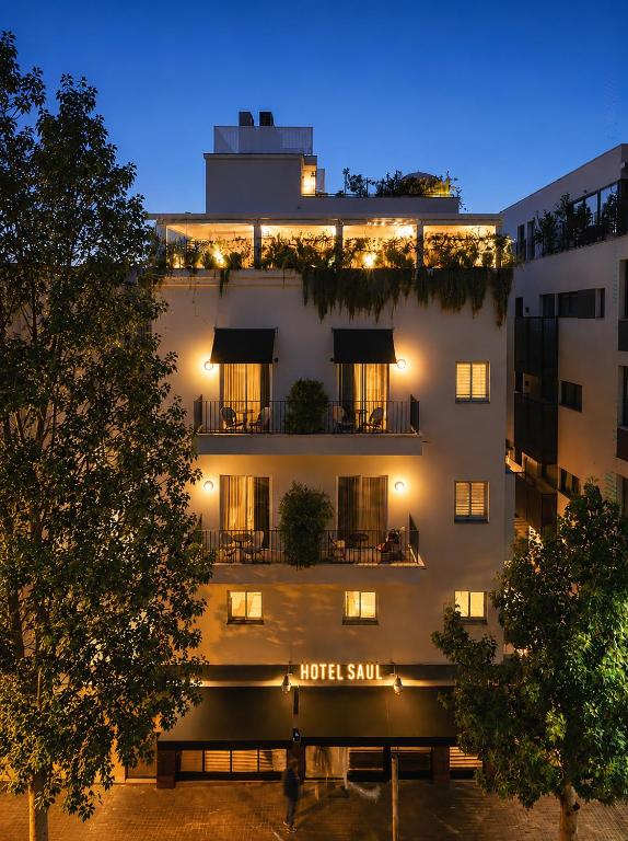 ein Gebäude mit einem Hotelschild in der Nacht in der Unterkunft The Saul in Tel Aviv