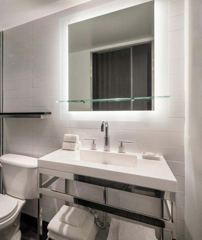 W Chicago - Lakeshore - 
