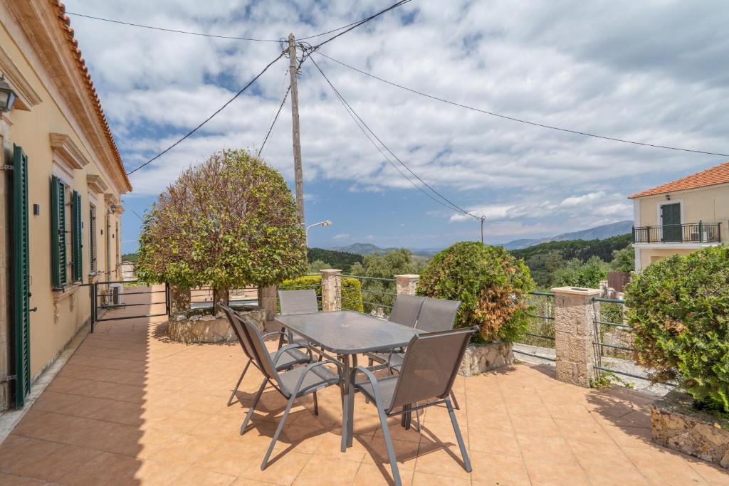 a patio with a table and chairs on a balcony at Traditional House in Rífion