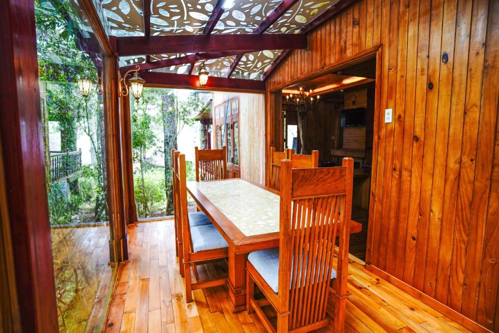 a dining room with a table and chairs in a house at TTC Dreamy Hill Resort - Unlimited Access to TTC World - Thung Lung Tinh Yeu in Da Lat
