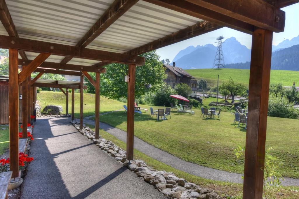 Nespecifikovaný výhled na hory nebo výhled na hory při pohledu z hotelu