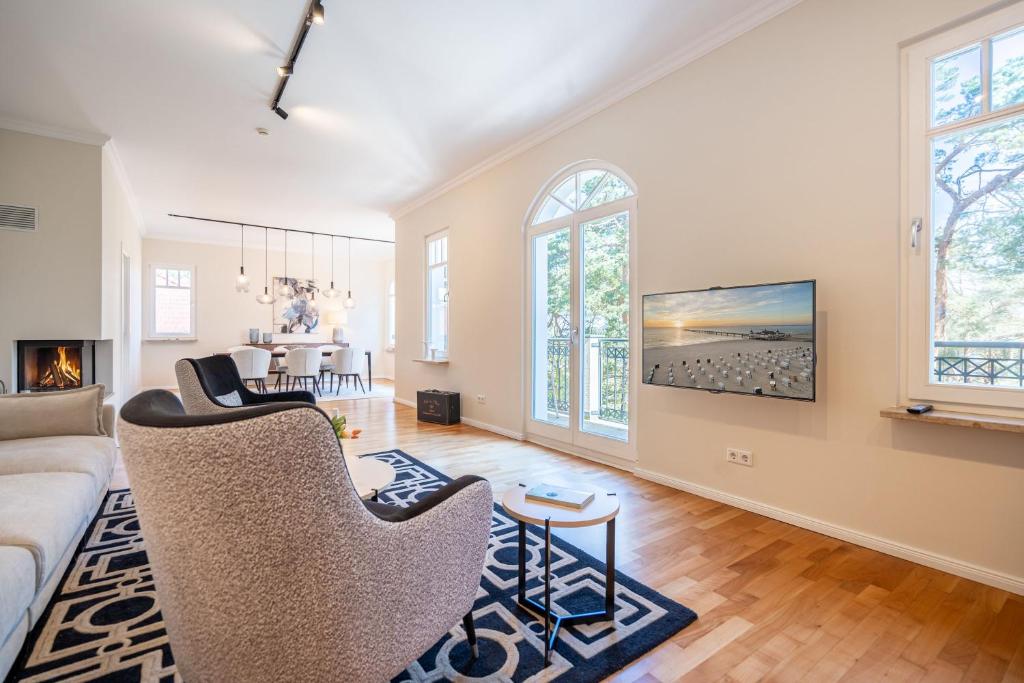 a living room with a couch and a table at Villa Lebensart - App 7 Lebensart in Ahlbeck