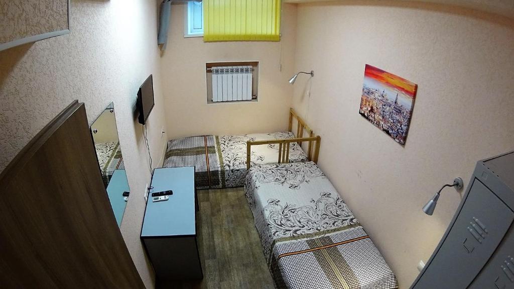 ノヴォシビルスクにあるHostel On-dayの小さなお部屋で、二段ベッド2組が備わります。