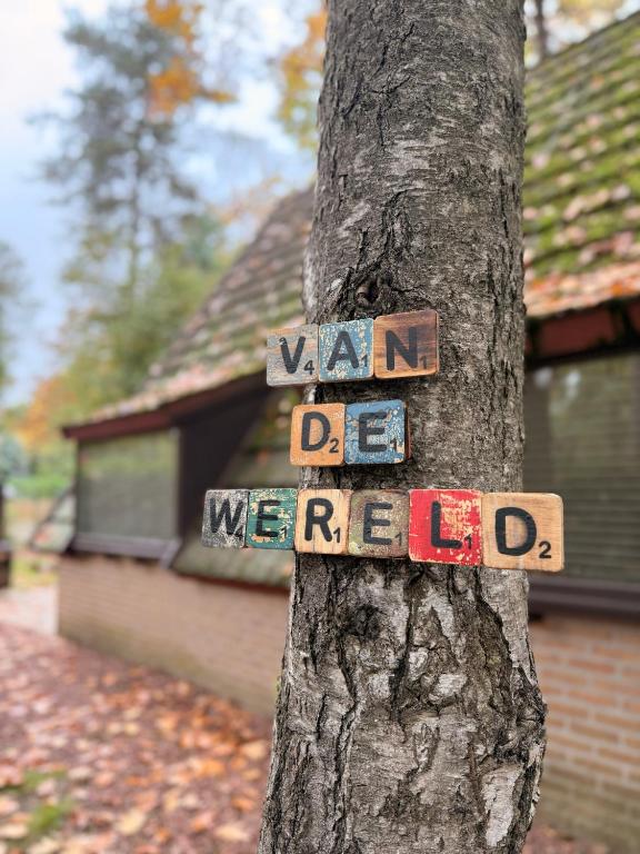 a sign on a tree that says war do mellor at Natuurhuis 'Van De Wereld' in Lanaken