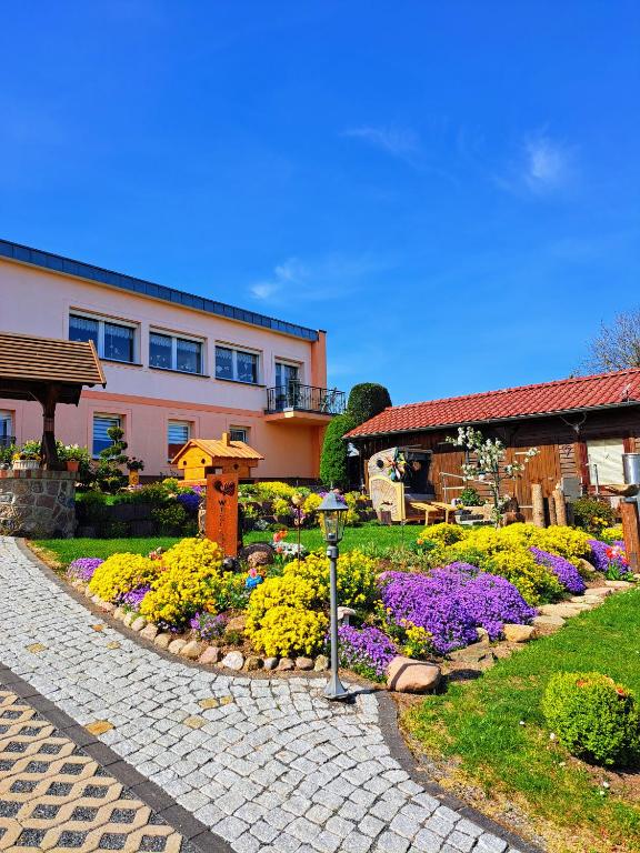 a garden with flowers in front of a building at Ferienwohnung Familie Windt in Feldberg