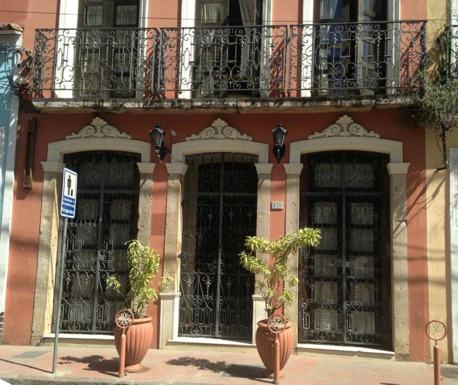 um edifício com portas pretas e uma varanda em Solar do Carmo Suites & Apartments em Salvador
