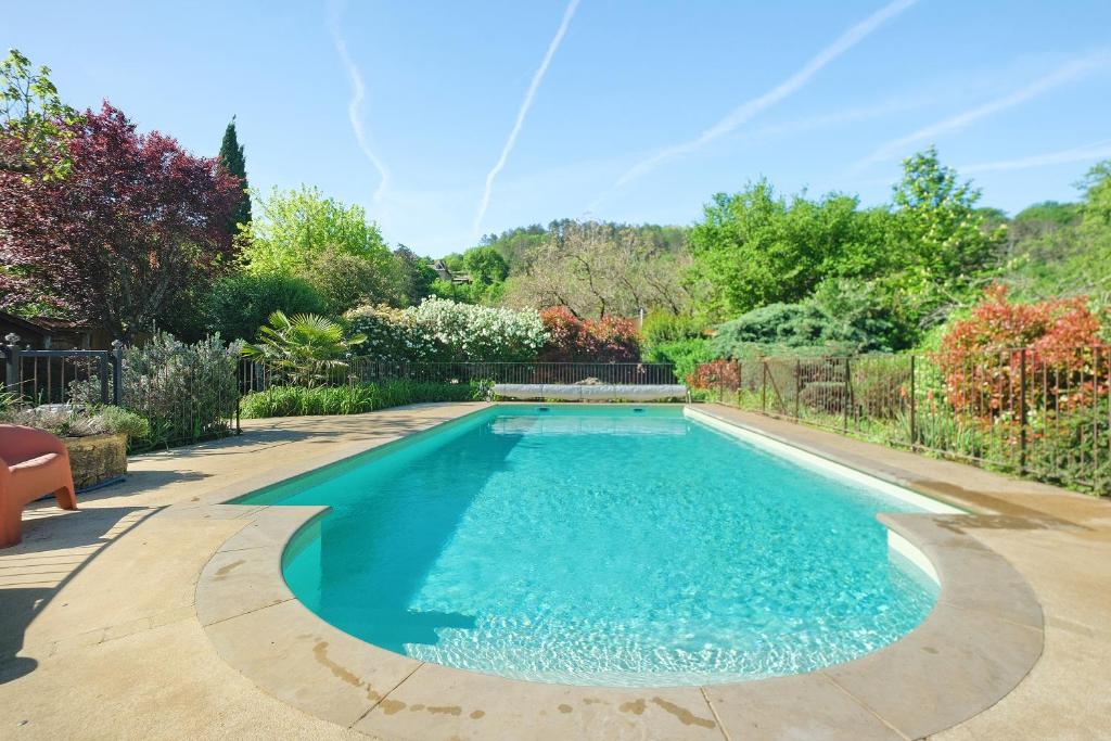 a swimming pool in a yard at Maison des papillons Daglan in Daglan