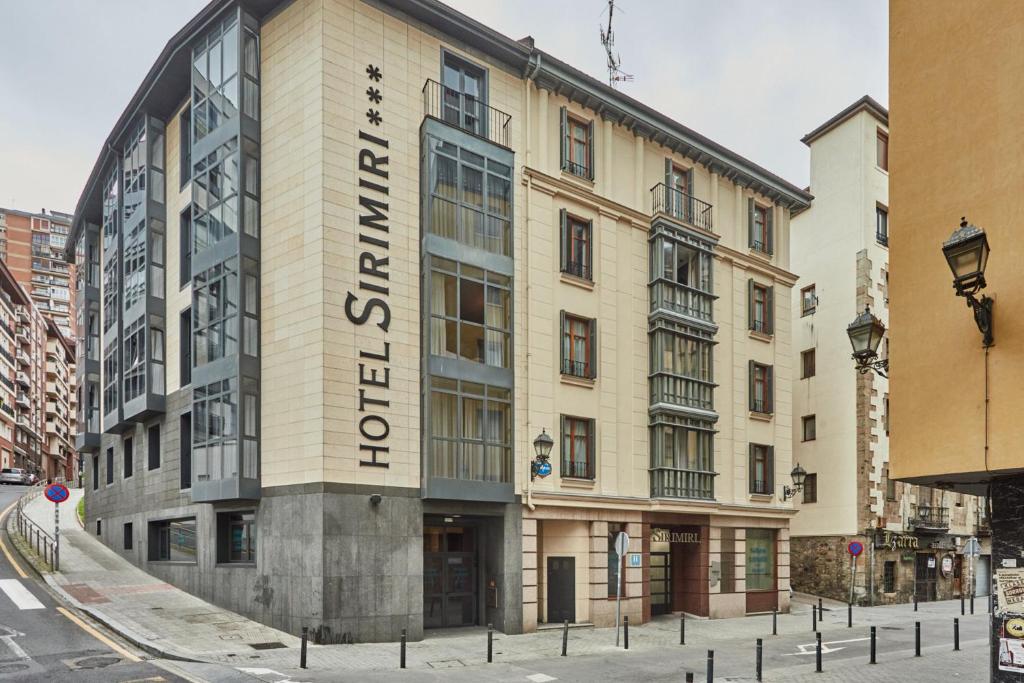 ein großes Gebäude mit dem Wort Hotel darauf in der Unterkunft Hotel Silken Sirimiri in Bilbao